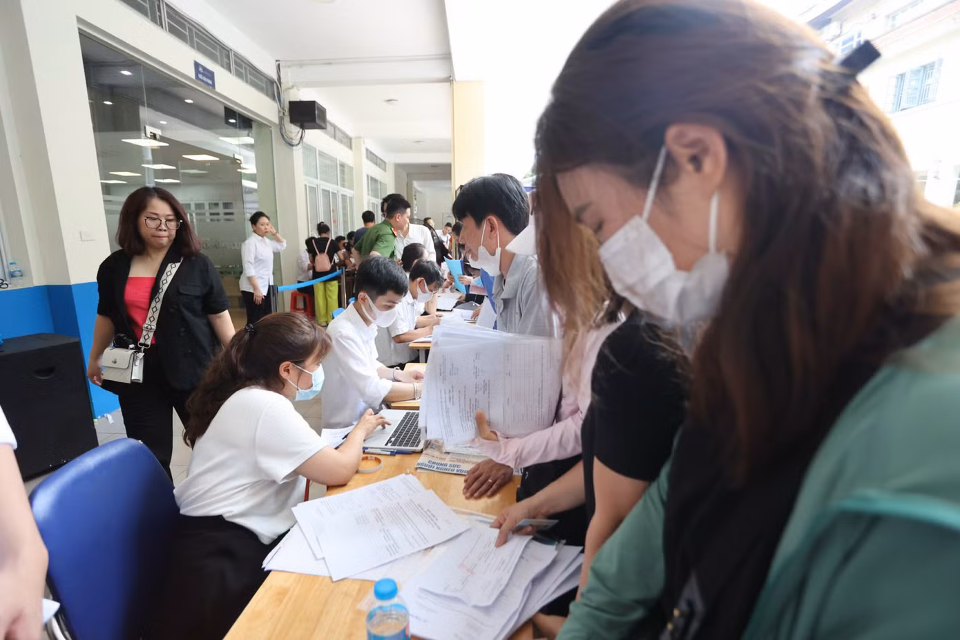 Phụ huynh nộp hồ sơ vào lớp 10 cho con tại một trường tư thục năm học 2023-2024.