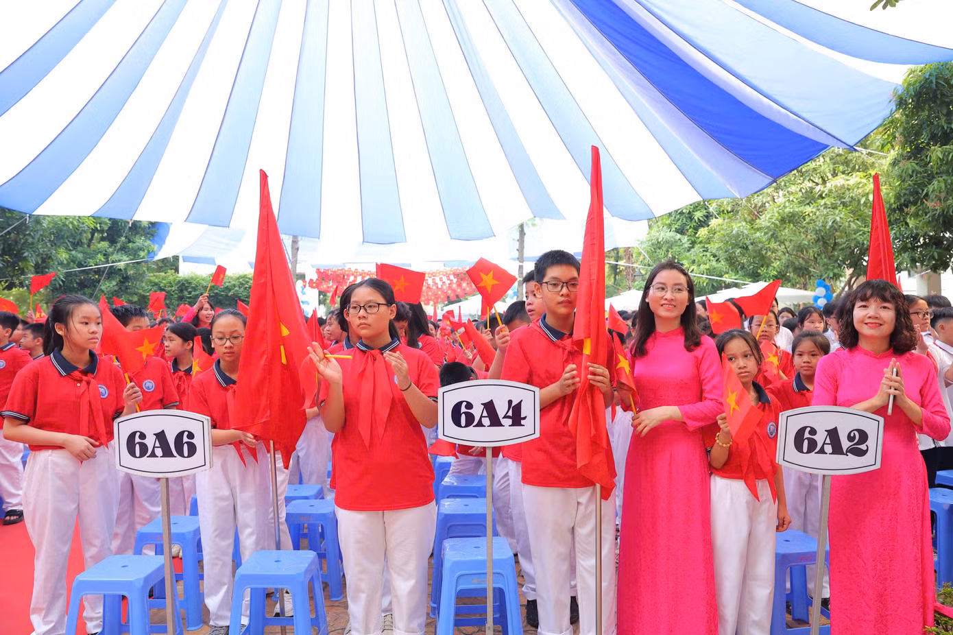 Học sinh, giáo viên Trường THCS Khương Đình, quận Thanh Xuân (Hà Nội) hân hoan dự lễ khai giảng năm học mới.