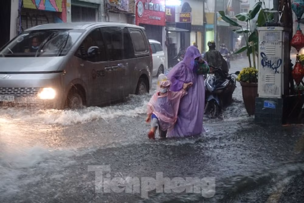 Nhiều vùng trên cả nước có thể đón mưa lớn trong chiều tối và đêm nay.
