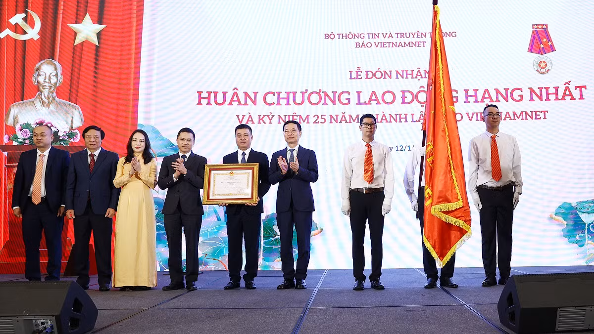 Báo VietNamNet đón nhận Huân chương Lao động hạng Nhất nhân kỷ niệm 25 năm thành lập.