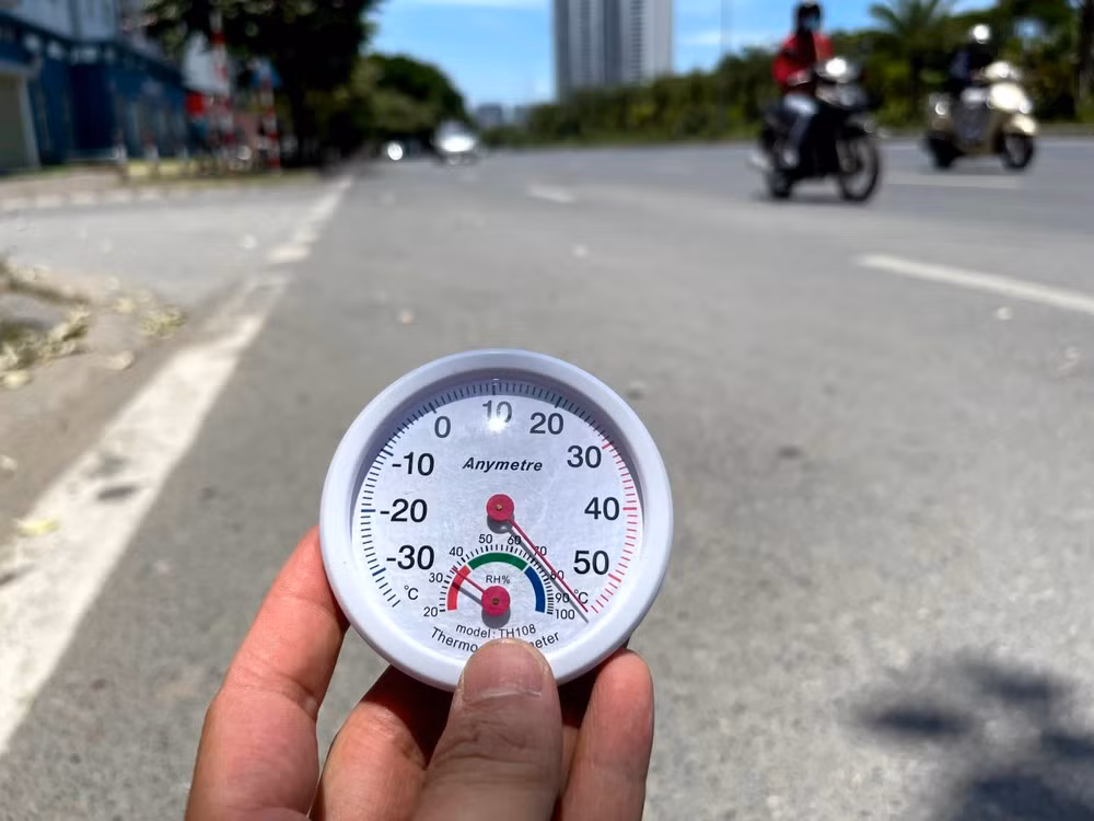 Nhiệt độ thực tế ngoài đường hôm nay ở miền Bắc có thể rất cao do điều kiện bê tông hoá. Ảnh: Như Ý.
