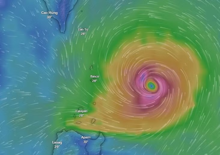 Bão số 3 đang hoạt động gần Biển Đông. Nguồn: Windy.