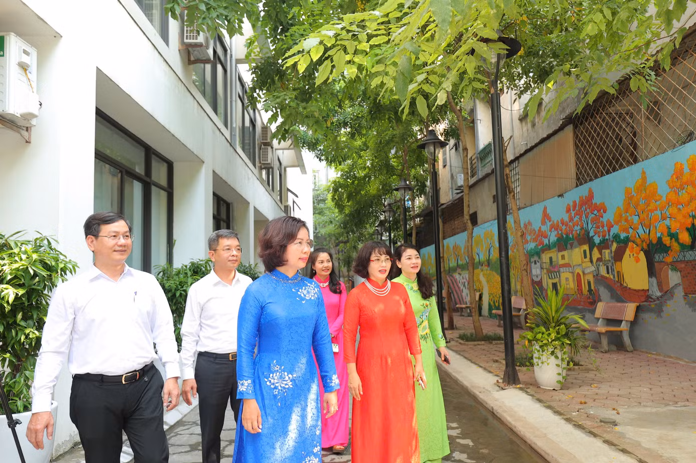 Lãnh đạo quận Thanh Xuân và đại diện nhà trường khánh thành công trình "đặc biệt" đó là tranh tường có chiều dài 63 mét.