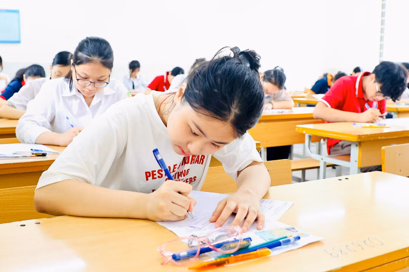 Hiệu trưởng nhiều trường THPT cho rằng, không được thu tiền ôn tập học sinh cuối cấp sẽ rất khó khăn trong công tác tổ chức.