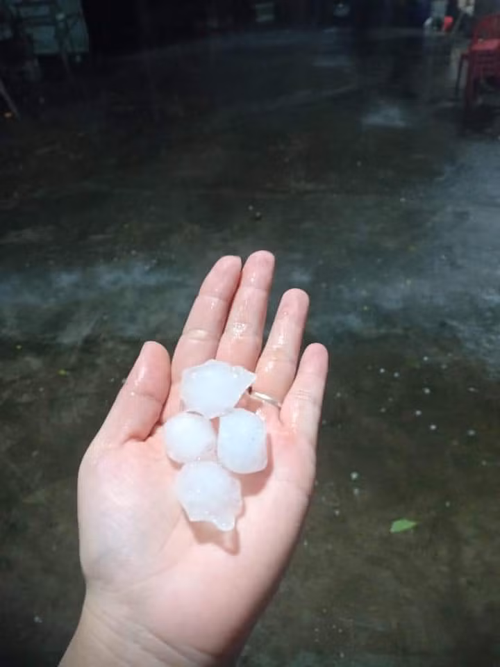 Mưa đá ghi nhận ở Ứng Hoà (Hà Nội) trong tối nay (20/4).