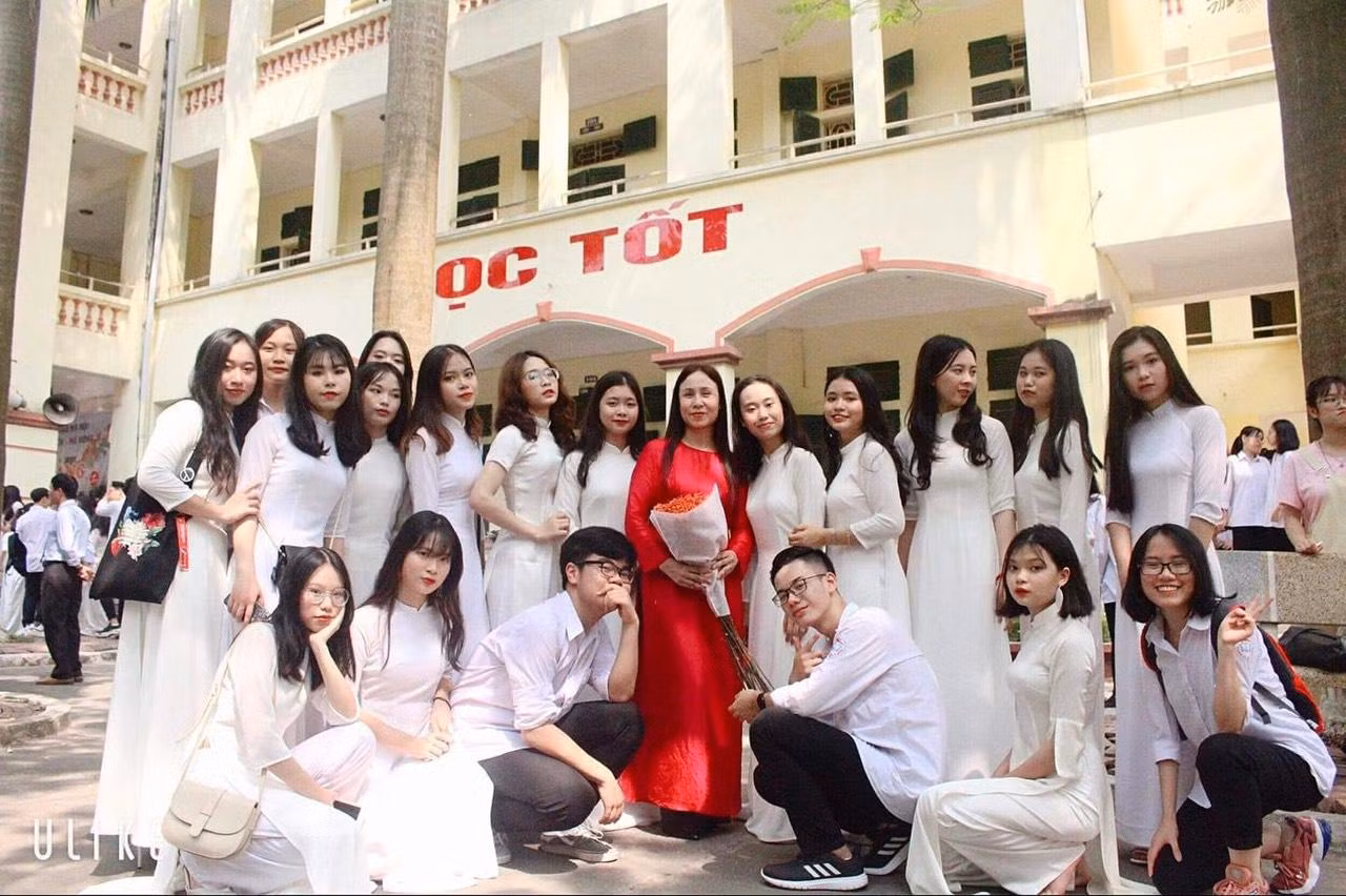 Ngày nhà giáo Việt Nam năm nay, nhiều trường dạy trực tuyến, cô trò không được gặp nhau như vậy. Ngày nhà giáo Việt Nam năm nay, nhiều trường dạy trực tuyến, cô trò không được gặp nhau như vậy.