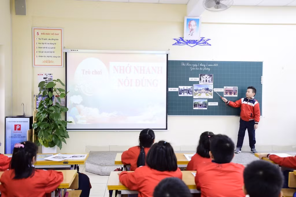 Học sinh Trường tiểu học Hoàng Diệu (Hà Nội) trong giờ học thực nghiệm về Giáo dục địa phương.