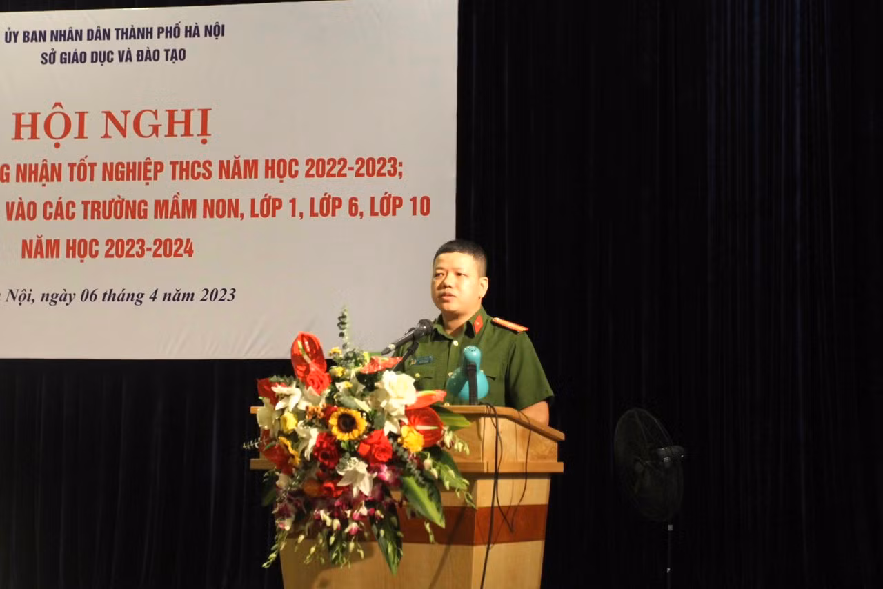Thiếu tá Nguyễn Thành Lâm, Trưởng phòng Cảnh sát quản lý hành chính về trật tự xã hội, Công an thành phố Hà Nội trao đổi tại hội nghị. Thiếu tá Nguyễn Thành Lâm, Trưởng phòng Cảnh sát quản lý hành chính về trật tự xã hội, Công an thành phố Hà Nội trao đổi tại hội nghị.