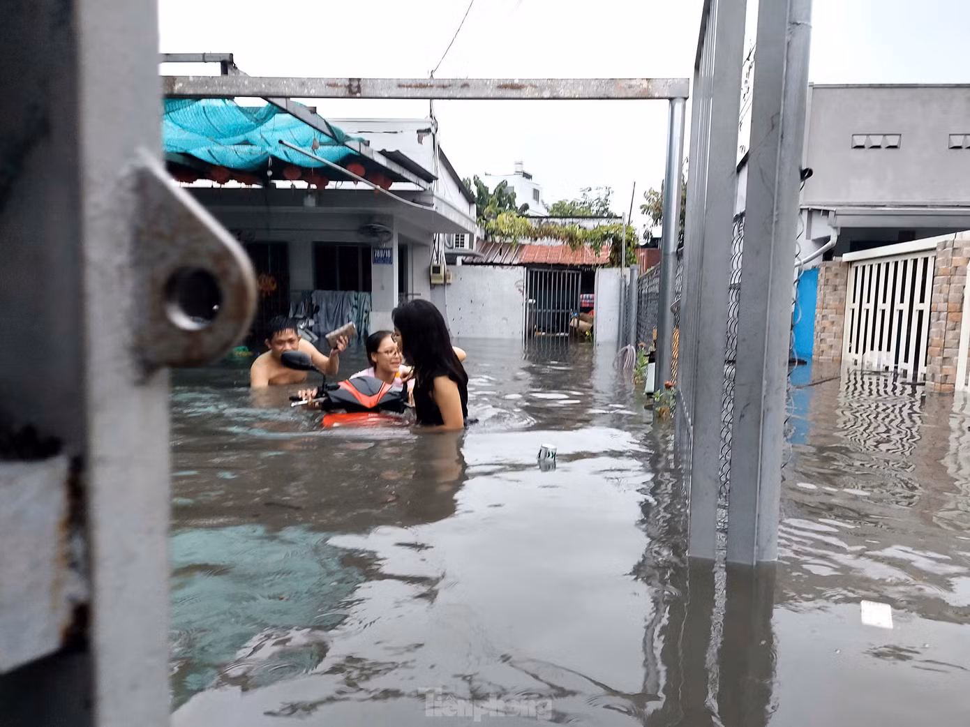 Mưa lớn gây ngập sâu ở TPHCM sáng 10/5.