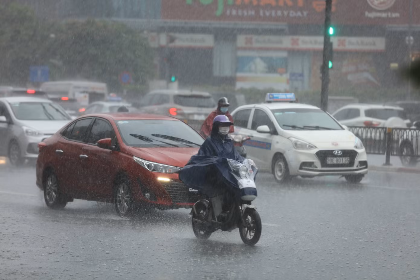 Hà Nội có thể đón mưa to trong chiều tối và đêm nay (8/6).