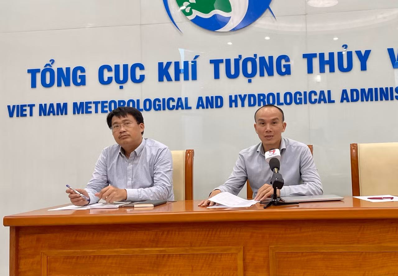 Ông Hoàng Phúc Lâm (phải) chia sẻ về bão YAGI trong chiều nay (4/9).