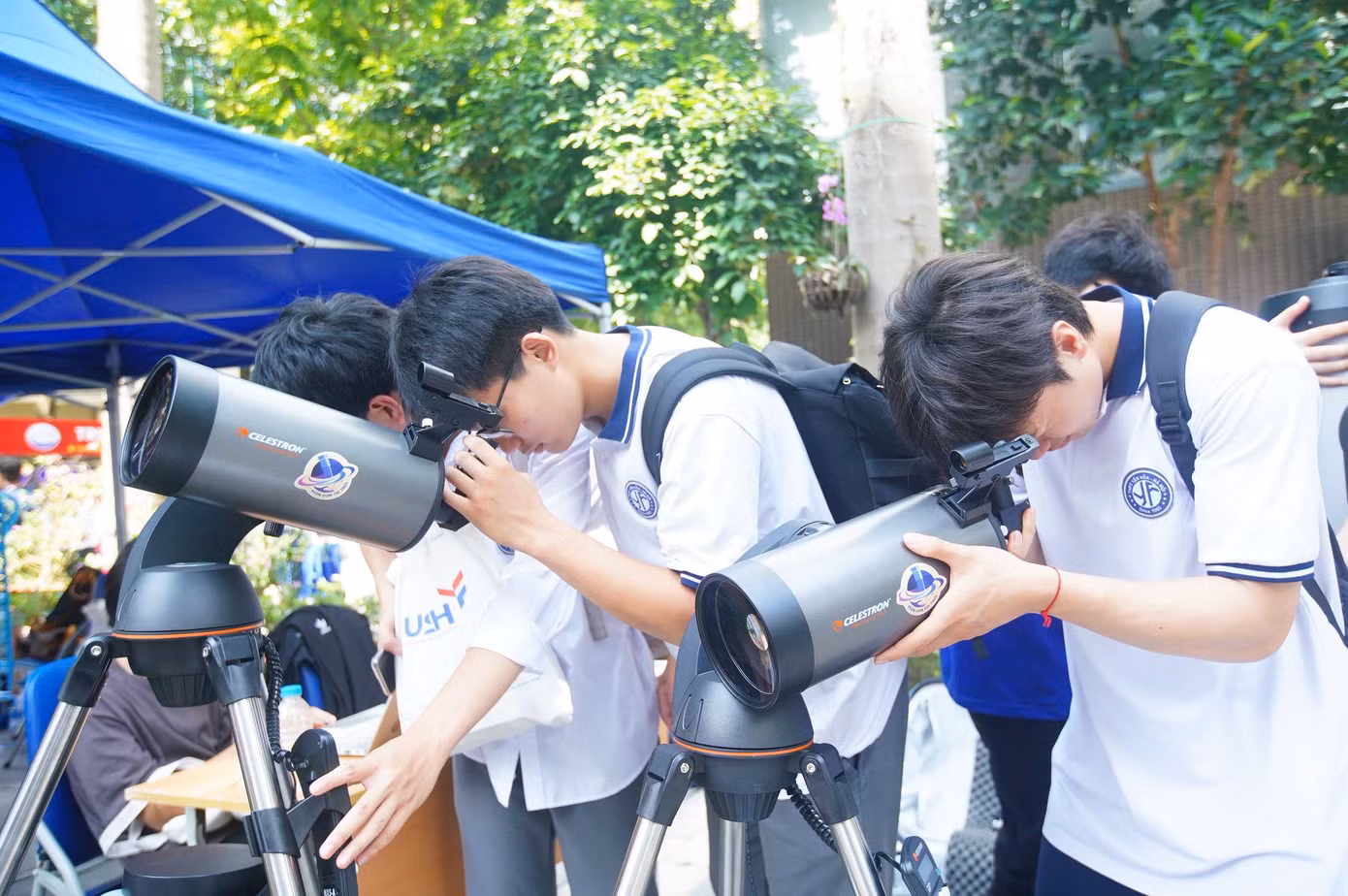 Học sinh tham gia một hoạt động thực hành tại Ngày hội tuyển sinh khối các ngành Khoa học và Công nghệ.