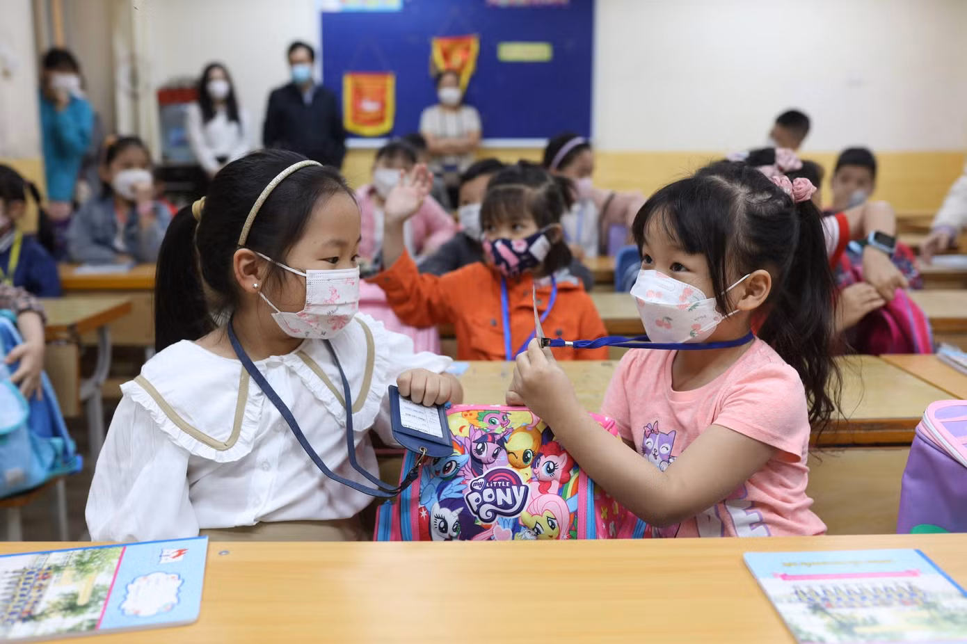 Sau những háo hức ban đầu, trẻ dễ bị "sốc", chán nản vì áp lực viết chữ, làm toán. Ảnh: Như Ý