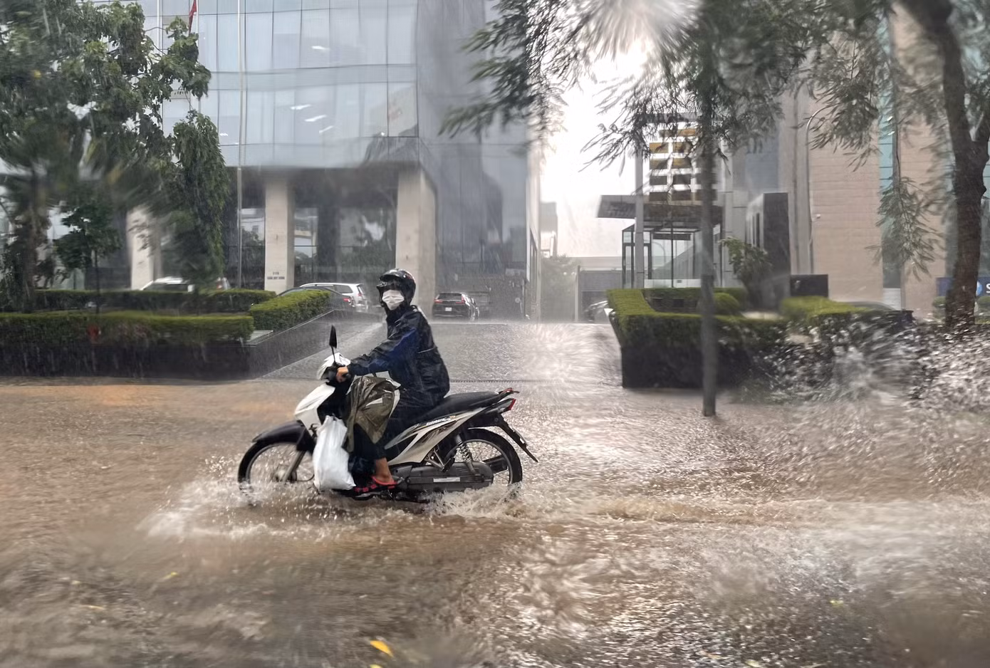 Miền Bắc, miền Trung tiếp tục đón mưa dông.
