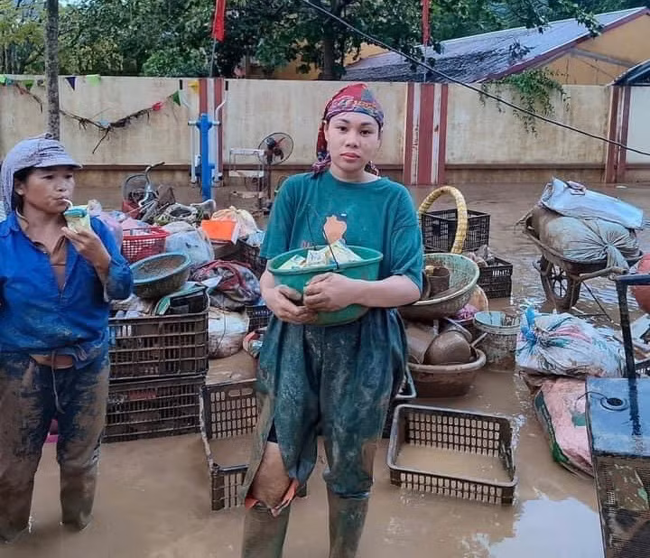 Sau bão lũ, sách vở, thiết bị dạy học của nhiều trường đều bị hư hỏng nặng.