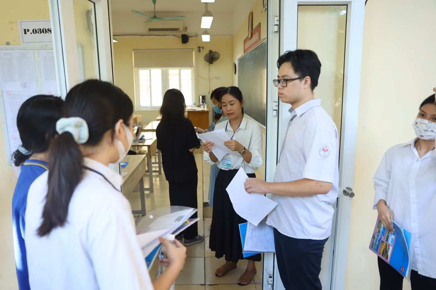 Ngày mai, đúng 14 giờ, thí sinh trên toàn quốc sẽ đến điểm thi làm thủ tục thi trước khi bước vào Kỳ thi tốt nghiệp THPT năm 2024.