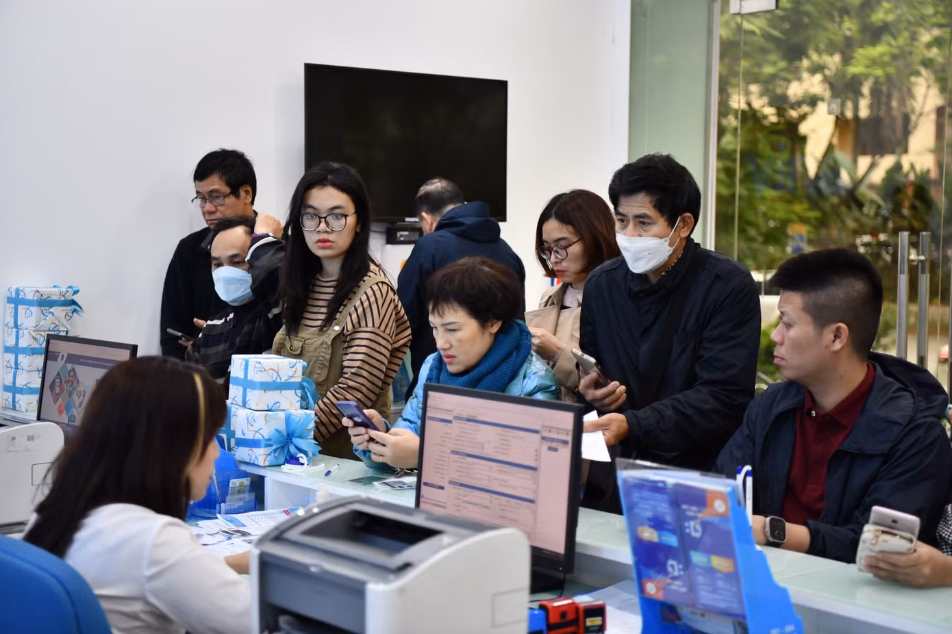Khách hàng thực hiện chuẩn hóa thông tin thuê bao. Ảnh: Như Ý.