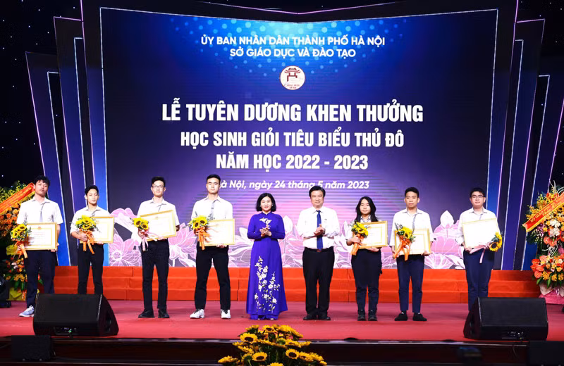 Lãnh đạo Bộ GD&amp;ĐT cùng lãnh đạo UBND TP Hà Nội trao tặng Bằng khen cho 7 học sinh đạt thành tích tốt trong các kỳ thi Olympic quốc tế.