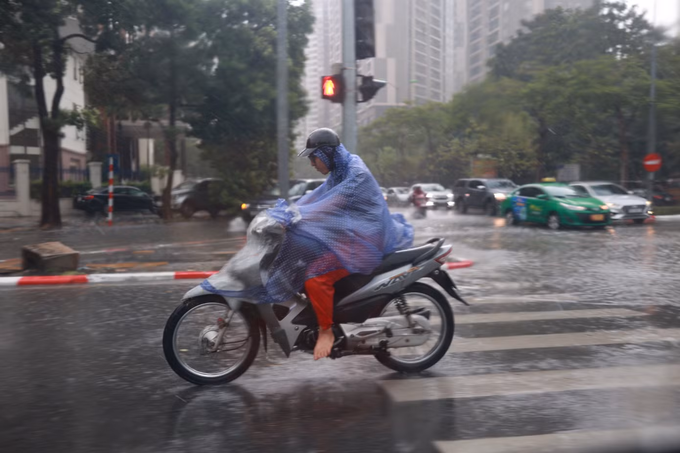 Chiều tối nay, Hà Nội có thể đón mưa to. Ảnh: Như Ý.