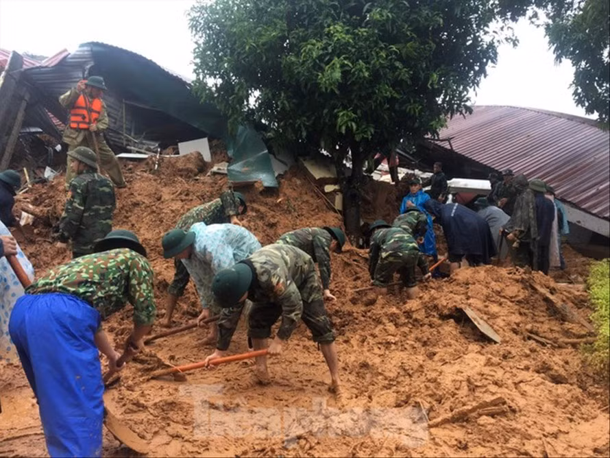 Tìm kiếm chiến sỹ mất tích trong vụ sạt lở đất ở Quân đoàn 337 huyện Hướng Hoá, tỉnh Quảng Trị khiến 22 người bị vùi lấp năm 2020.