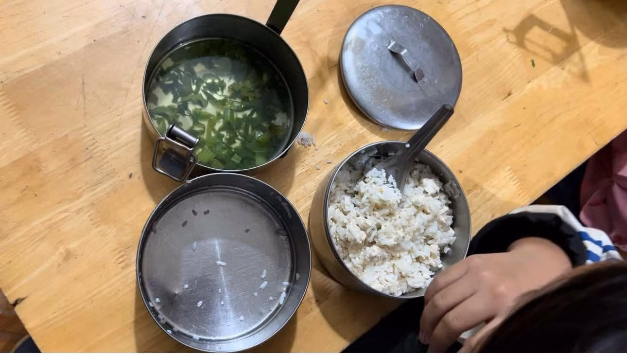 Theo phụ huynh, trước đây, suất ăn bán trú của trường lèo tèo rau canh cải và trứng luộc hoặc đậu phụ hoặc xúc xích. (ảnh: Phụ huynh cung cấp). Theo phụ huynh, trước đây, suất ăn bán trú của trường lèo tèo rau canh cải và trứng luộc hoặc đậu phụ hoặc xúc xích. (ảnh: Phụ huynh cung cấp).