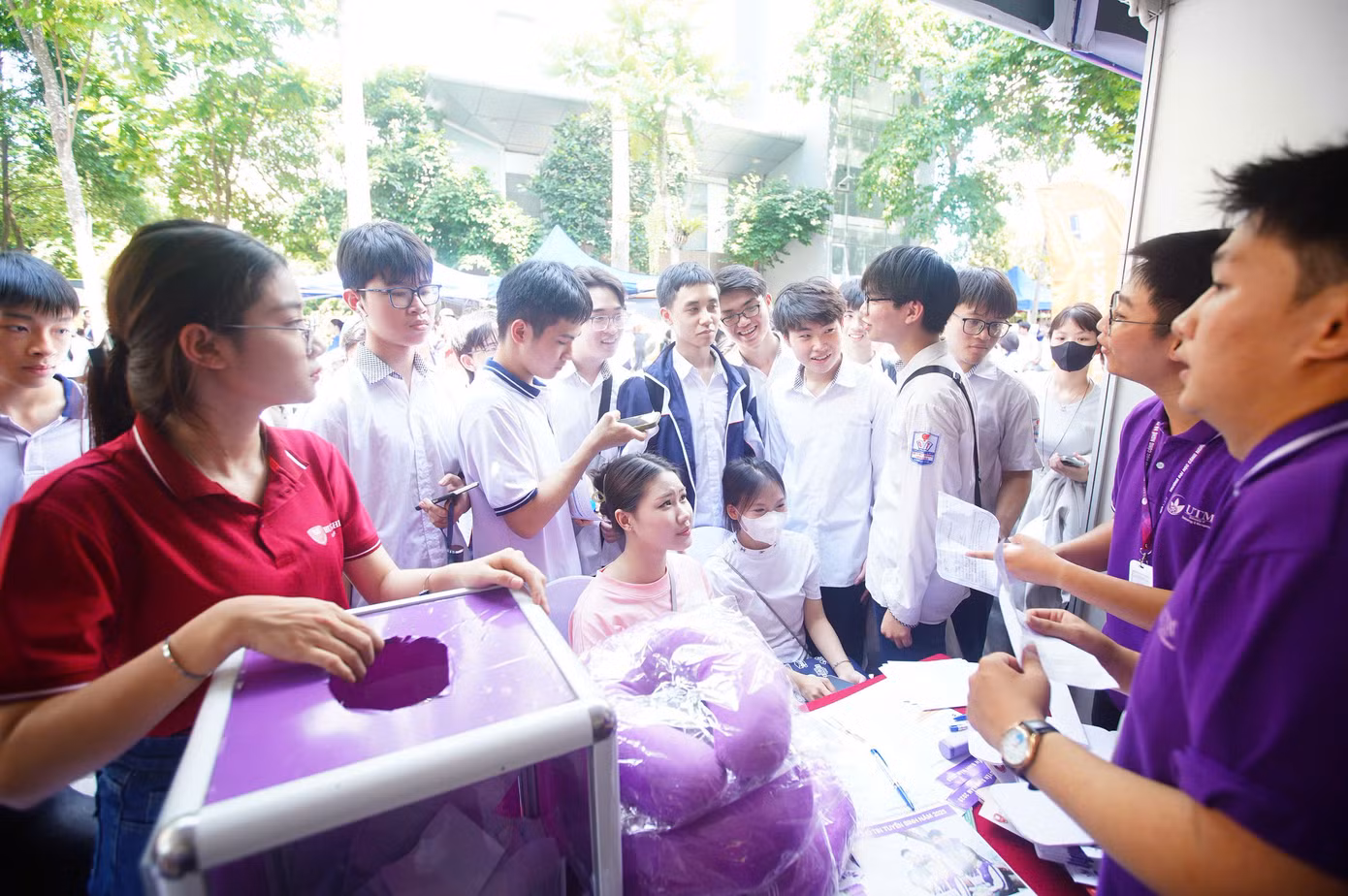 Học sinh quan tâm đến tuyển sinh của các trường đại học tại chương trình. (Ảnh: Duy Phạm)