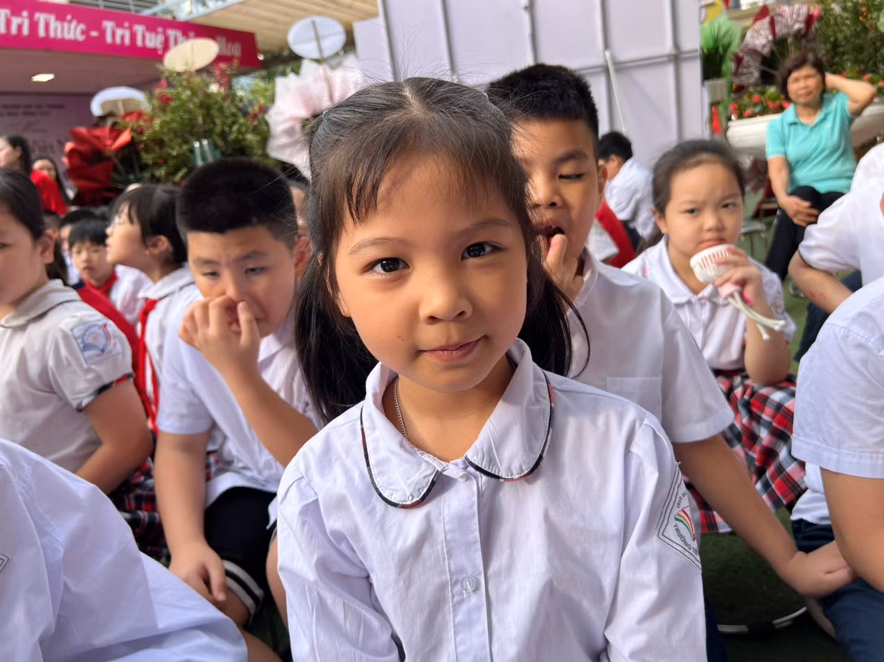 Các trường tư thục thông báo mức phí đặt cọc giữ chỗ từ vài triệu đến hàng chục triệu đồng nhằm giữ chân học sinh.