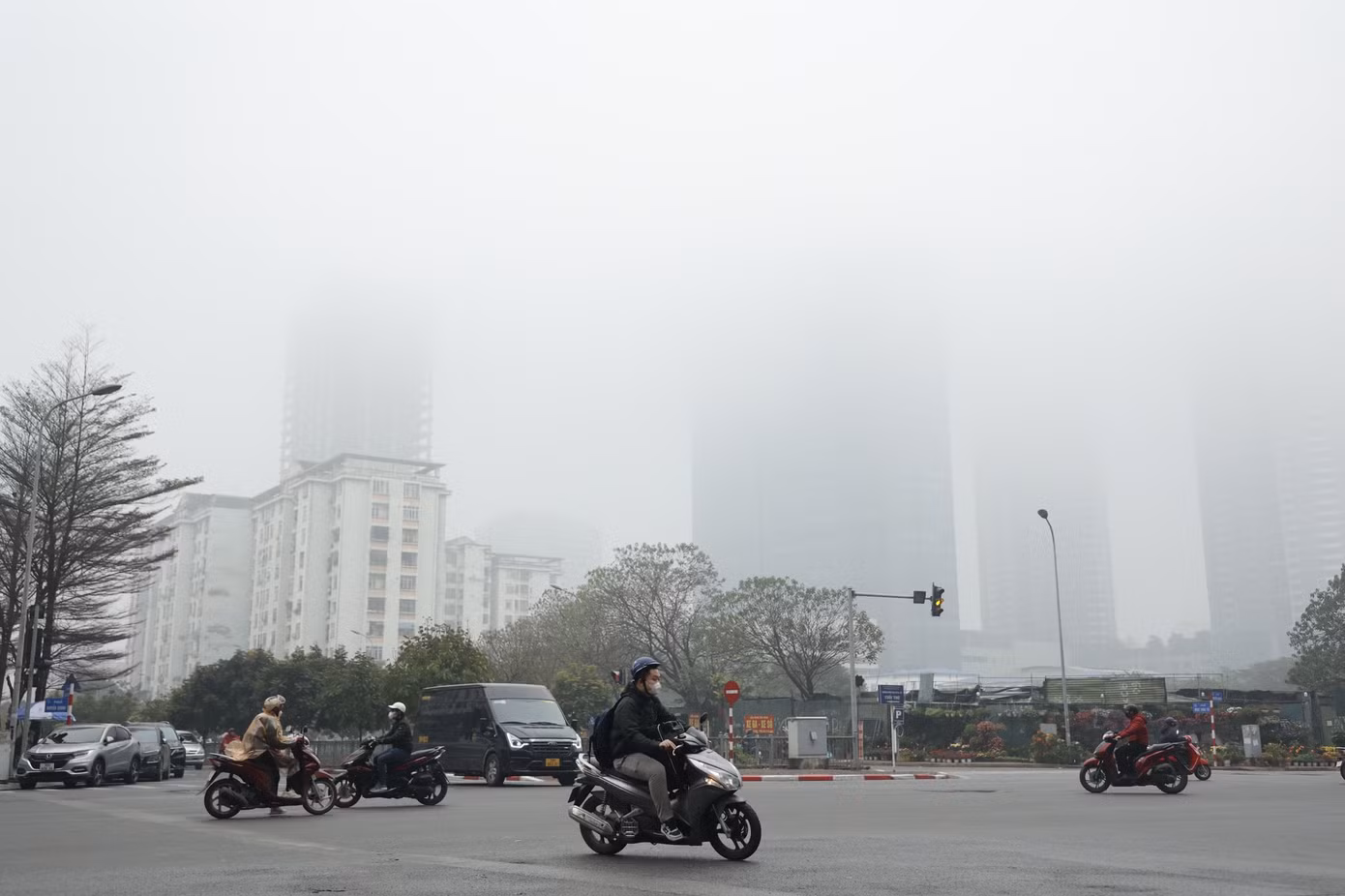Hà Nội chịu nhiều đợt ô nhiễm không khí nghiêm trọng vào mùa đông. Ảnh: Như Ý.