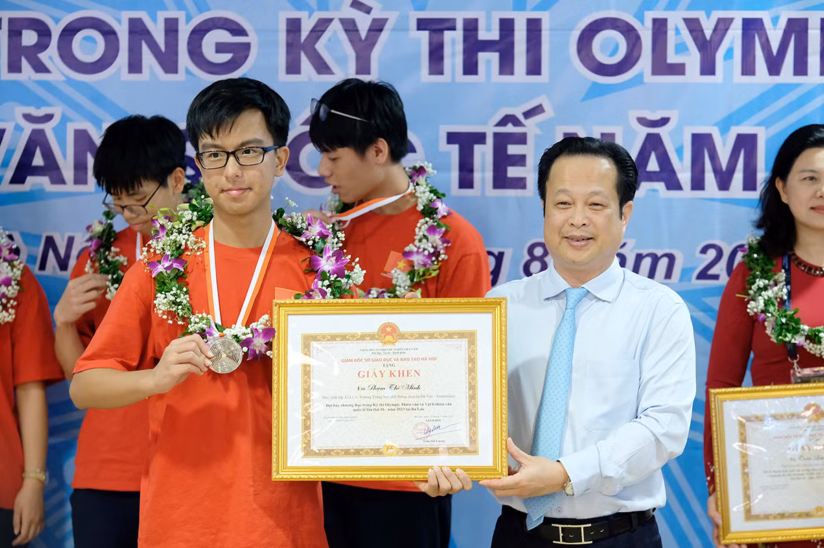 Giám đốc Sở GD&amp;ĐT Hà Nội tặng Bằng khen cho học sinh giành Huy chương Bạc.