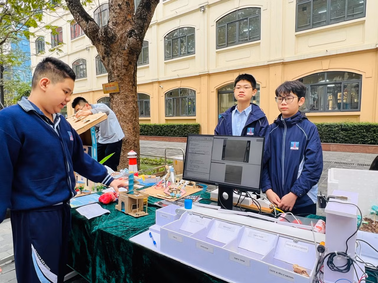 Trần Khải Tuấn và Nguyễn Thành Vinh giới thiệu cho các bạn về cách phân loại rác.
