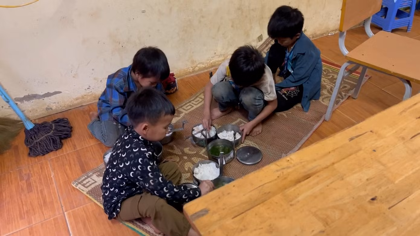 Trước đó, phụ huynh phản ánh bữa ăn học sinh lèo tèo với cơm, canh rau cải và xúc xích hoặc trứng luộc, đậu phụ.