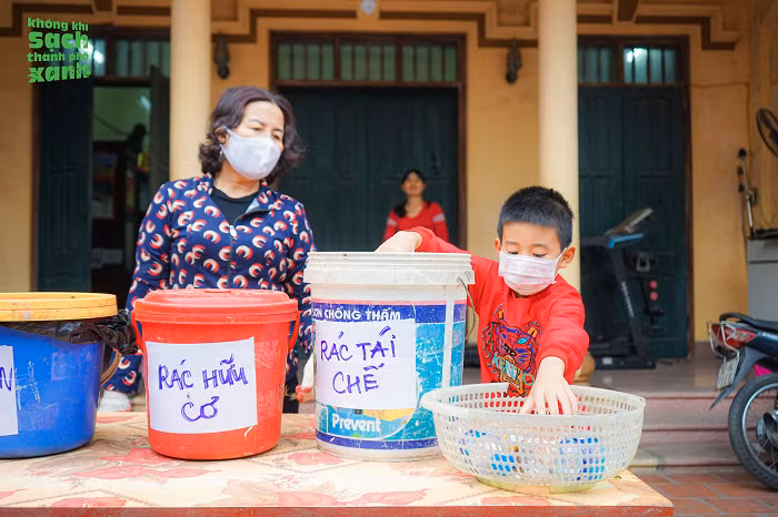 Huyện Đông Anh thực hiện thí điểm phân loại rác tại nguồn. Ảnh: Live and Learn Việt Nam.