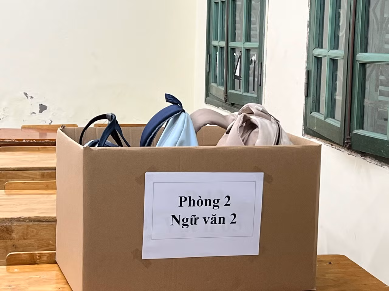 Đồ đạc tư trang cá nhân của thí sinh được gửi vào phòng riêng.