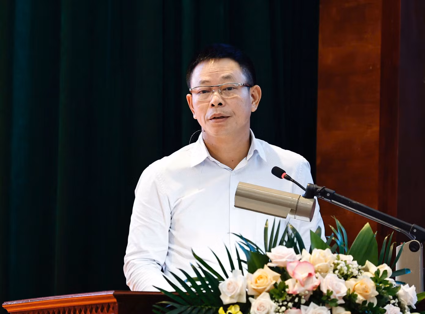 Nhà báo Phùng Công Sưởng chia sẻ tại Hội nghị. Ảnh: Như Ý.