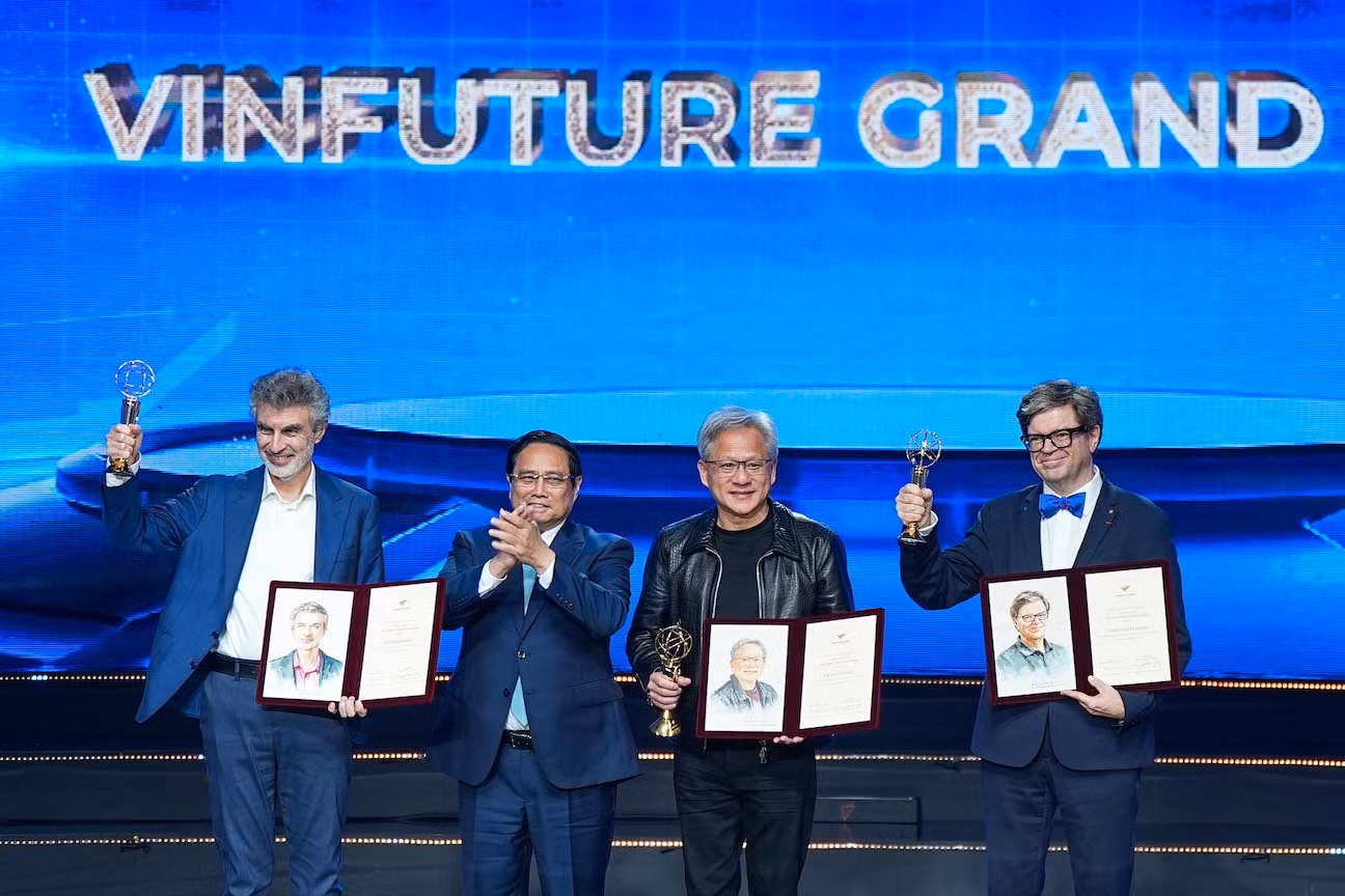 Tỷ phú Jensen Huang cùng hai nhà khoa học nhận Giải thưởng Chính VinFuture năm 2024. Hai nhà khoa học khác vắng mặt vì lý do riêng.