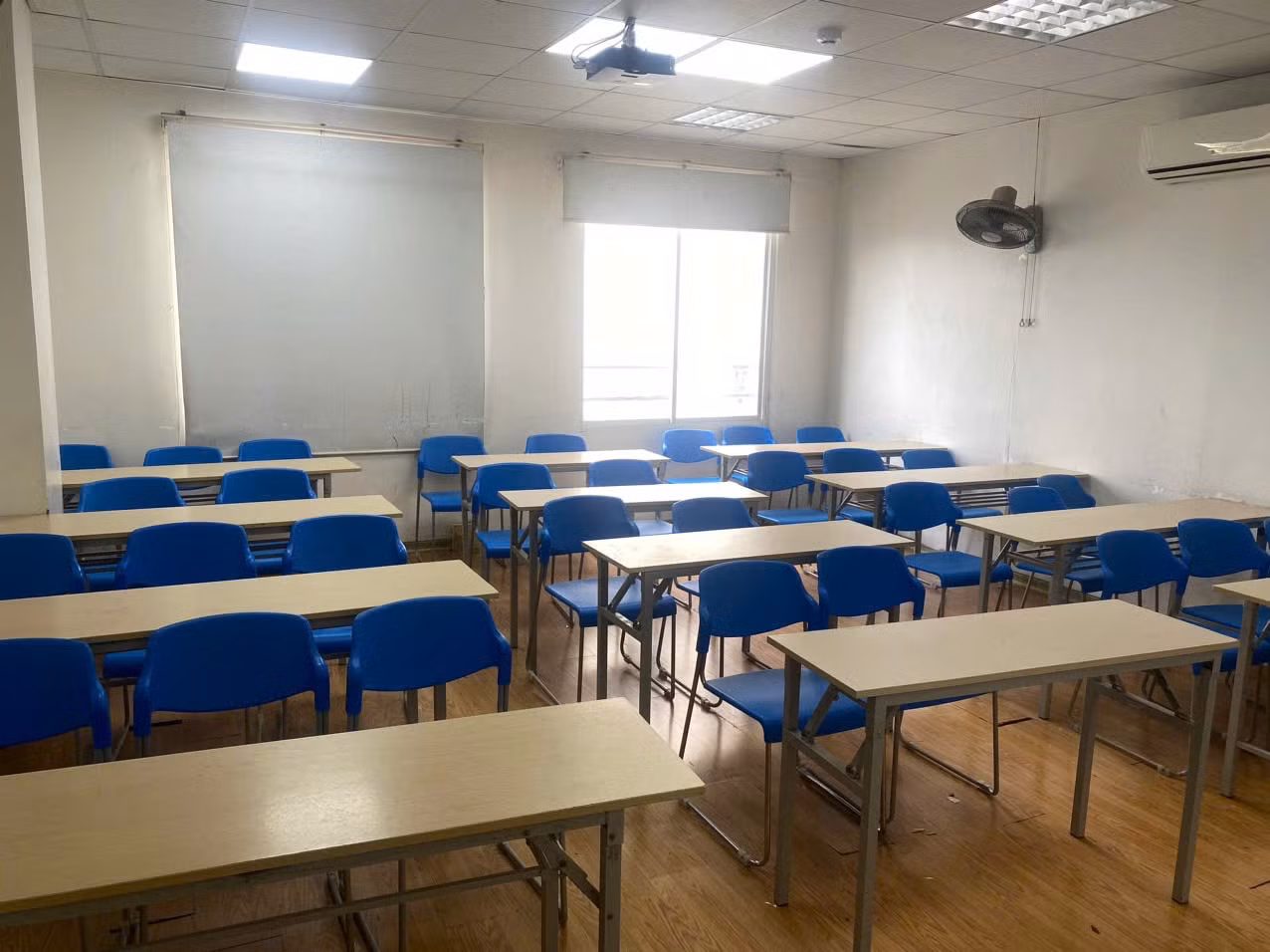 Thời điểm đoàn kiểm tra, các lớp học đóng cửa, bàn ghế trống trơn.