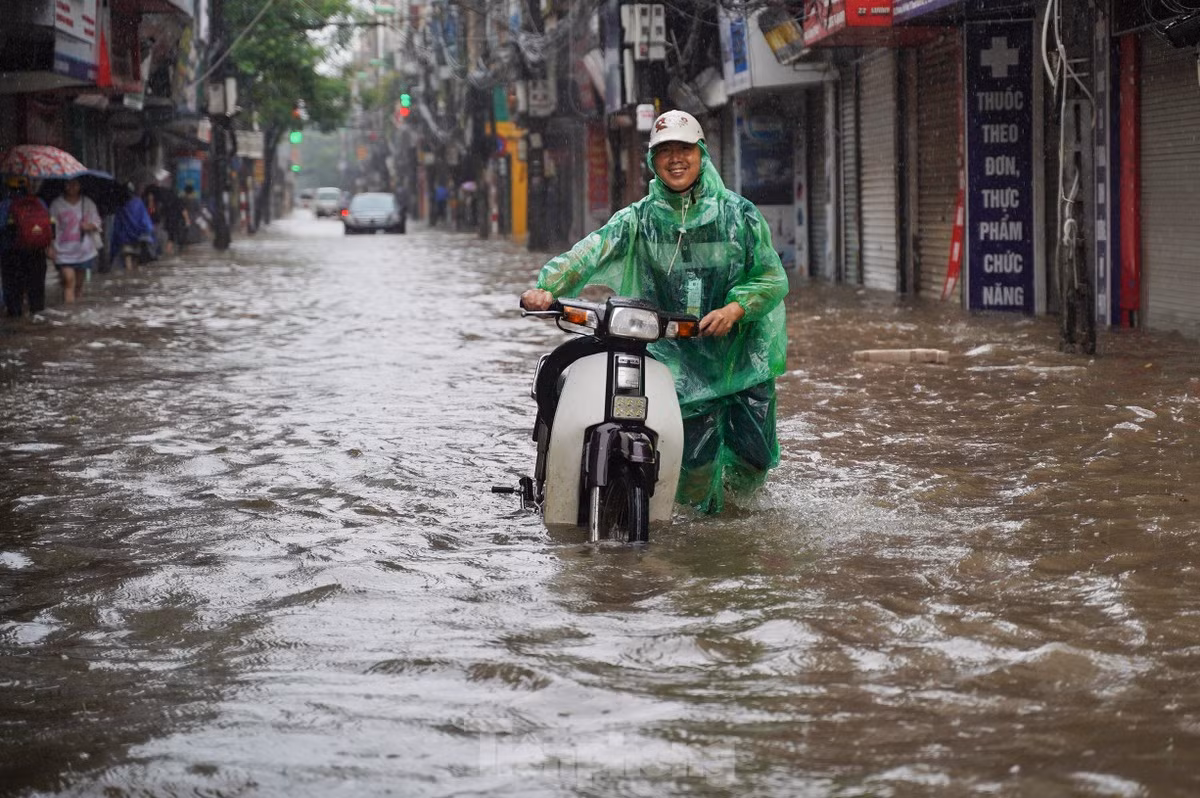 Trận mưa lớn tối qua gây ngập úng sâu trên tuyến phố Lương Thế Vinh sáng nay (16/9).
