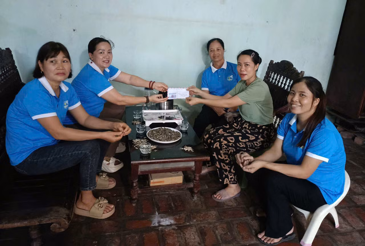 Chị em phụ nữ thôn 5, xã Thuần Mỹ, huyện Ba Vì tặng quà cho hội viên khó khăn từ tiền bán rác tái chế.