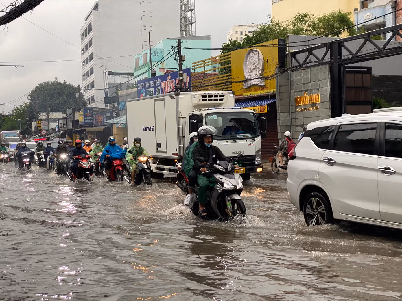 Hôm nay, nhiều khu vực trong cả nước có mưa rải rác.