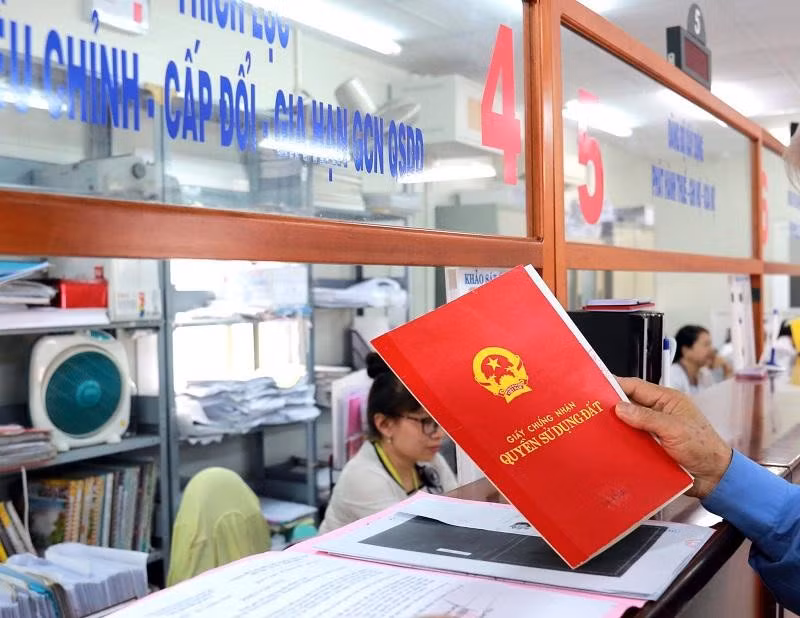 Luật Đất đai sửa đổi bổ sung một số quy định liên quan đến thẩm quyền cấp giấy chứng nhận quyền sử dụng đất.