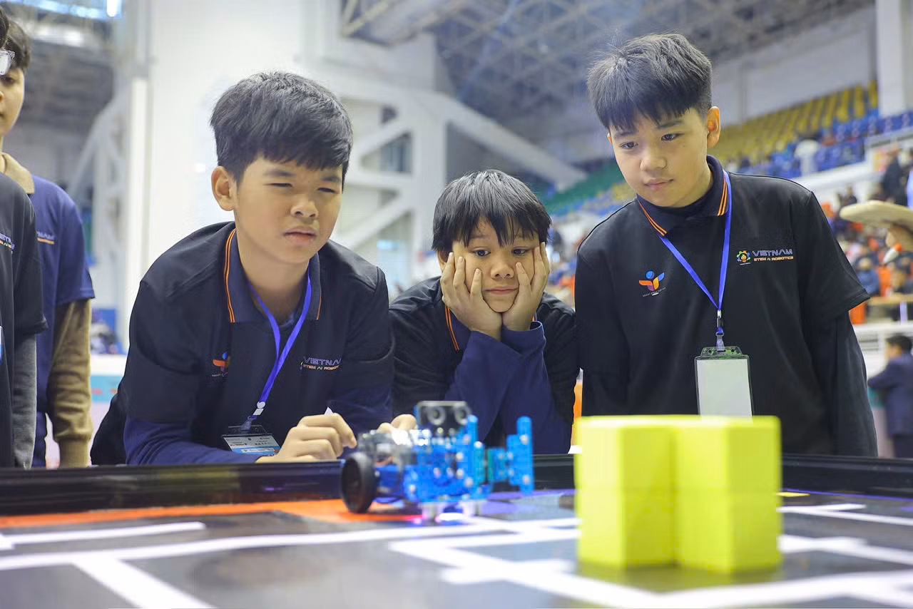 Các đội bước vào màn đấu căng thẳng, kịch tính.