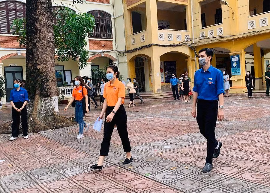 Thí sinh được phân luồng từ cổng trường vào đến phòng thi.