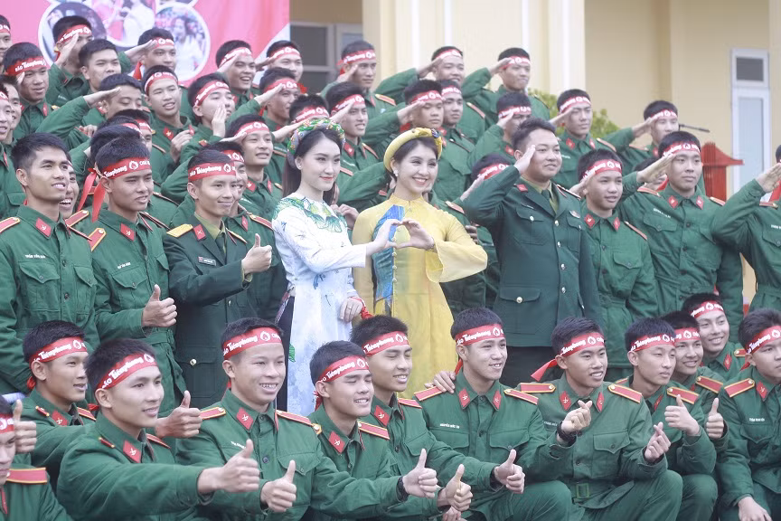 Áo lính hiến giọt máu hồng ảnh 3