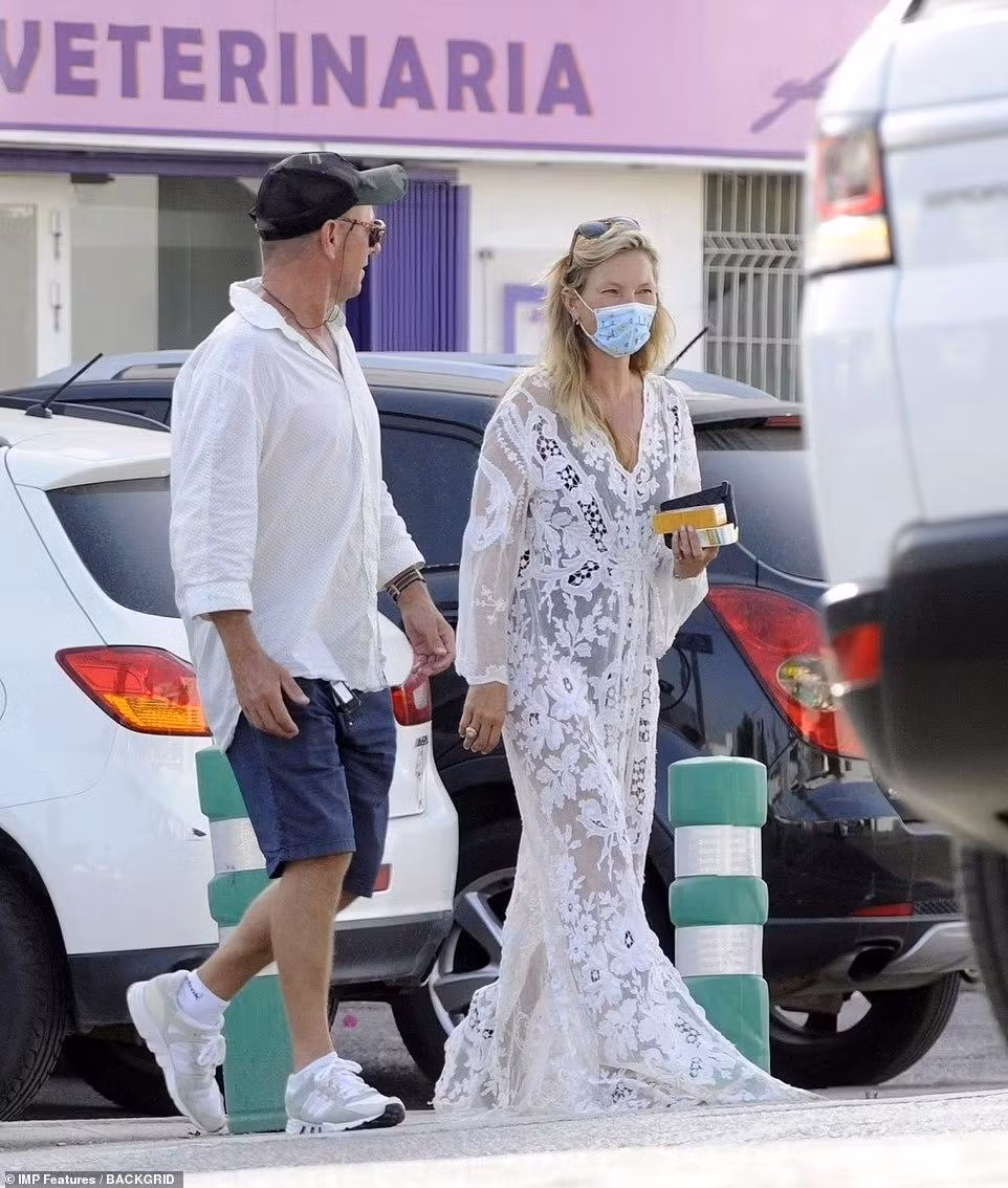 Kate và Lila đã ở Ibiza trong vài tháng qua để tận hưởng kỳ nghỉ hè kéo dài.