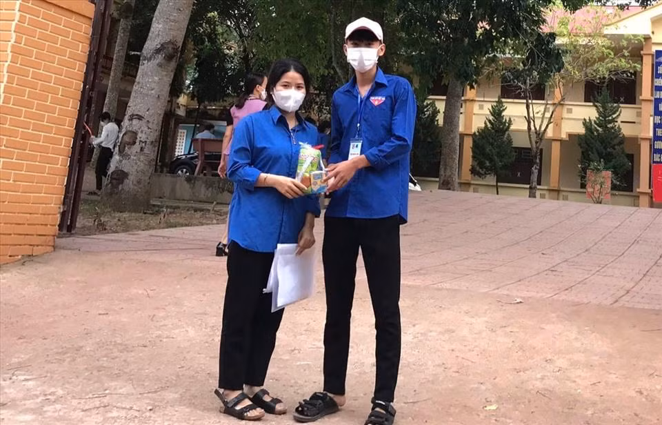 Món quà của cô giáo dạy Văn Nguyễn Thị Kim Hảo được đoàn viên Trường THPT A Túc trao cho nữ sĩ tử.