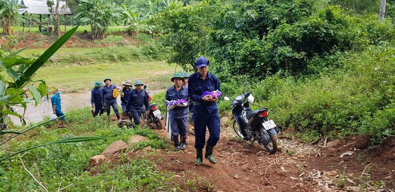 Di chuyển các hài cốt liệt sĩ về Khu văn hóa tâm linh huyện Hướng Hóa. Ảnh: C.S
