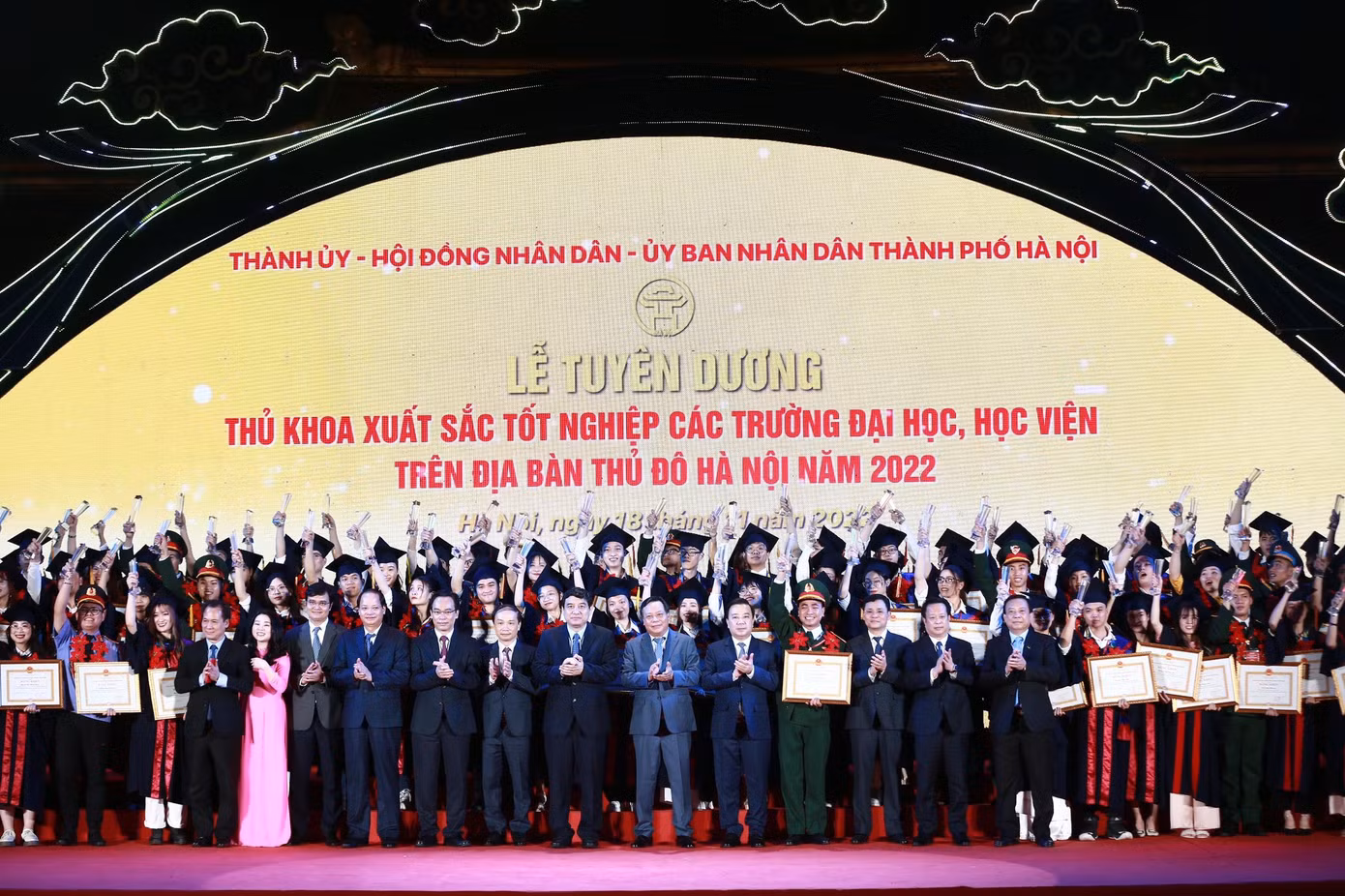 Các thủ khoa xuất sắc được vinh danh năm 2022. Ảnh: Bảo Anh