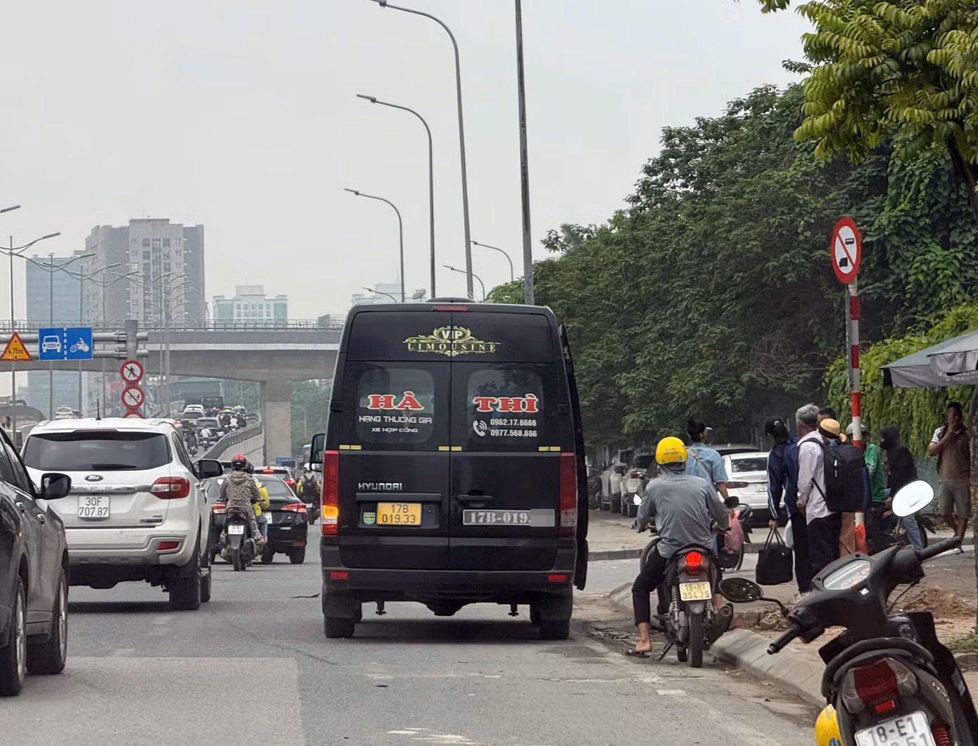 Tổ công tác dừng phương tiện kiểm tra.