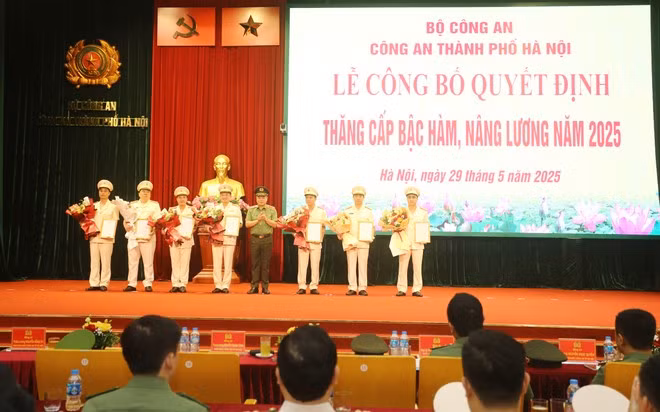 Trung tướng Nguyễn Thanh Tùng trao quyết định thăng cấp bậc hàm từ Thượng tá lên Đại tá cho các cán bộ, chiến sĩ. Ảnh: Lam Thanh/ANTĐ