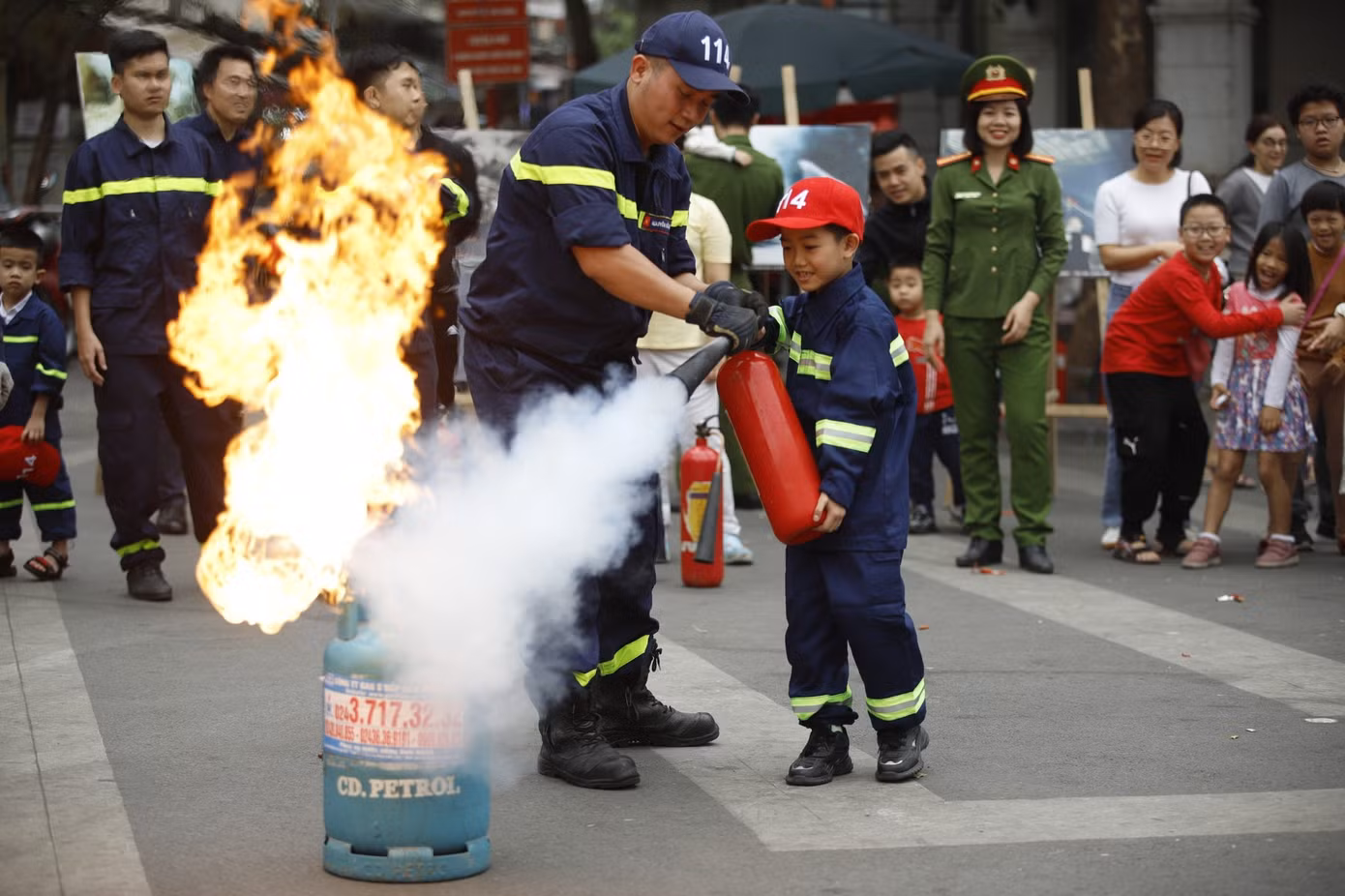 Không chỉ vững về chuyên môn nghiệp vụ, Quân còn hăng hái tham gia các hoạt động tuyên truyền về PCCC cho người dân. Ảnh: NVCC
